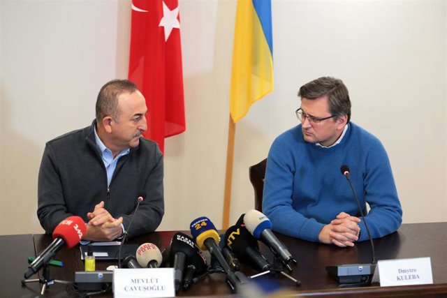 El ministro de Relaciones Exteriores ucraniano, Dimitro Kuleba, con su homólogo turco, Mevlut Cavusoglu