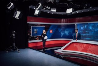 Una presentadora de televisión afgana