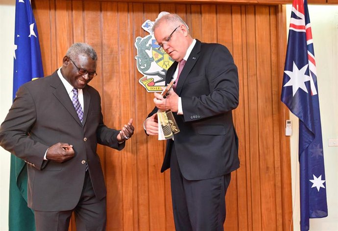 Archivo - 03 June 2019, Solomon Islands, Honiara: Solomon Islands Prime Minister Manasseh Sogavare (L) reacts after he was presented with a ukulele by Australian Prime Minister Scott Morrison during their meeting, as part of Morrison's visit on his firs