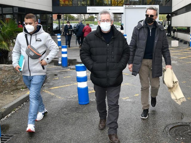 José Fernando, José Ortega Cano y su cuñado Aniceto abandonando el hospital