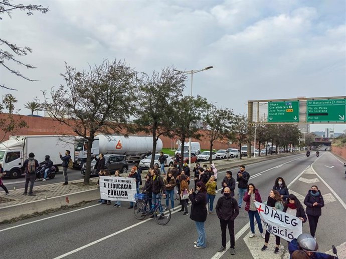 Manifestantes de la huelga educativa cortan la Ronda Litoral