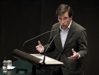 Almeida califica a Recupera Madrid de "corderos con piel de lobo" a los que podrá recurrir cuando los "necesite"