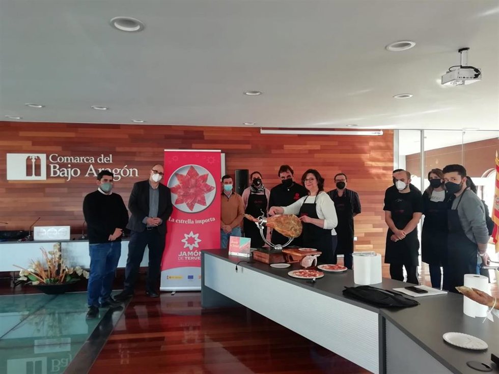 Un momento de la formación con los alumnos y Diego Piñeiro, Ricardo Mosteo y Luis Peralta al fondo.