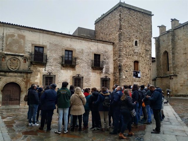 Archivo - Turistas visitando la parte antigua de Cáceres durante el pasado puente de la Constitución