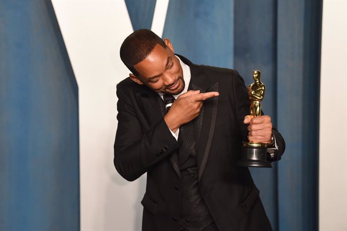 28 March 2022, US, Los Angeles: American actor Will Smith poses with his Oscar Best Actor Award at the 2022 Vanity Fair Oscar Party at the Wallis Annenberg Center for the Performing Arts in Beverly Hills. Photo: Doug Peters/PA Wire/dpa