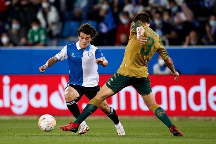 Archivo - Pellistri of Alaves and Edgar of Real Betis in action during the spanish league, LaLiga, football match between Deportivo Alaves and Real Betis Balompie at Mendizorrotza on 18 of October, 2021 in Vitoria, Spain.