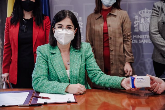 La ministra de Sanidad, Carolina Darias, posa con un medicamento de Pfizer tras la firma de un acuerdo con la farmacéutica, en el Ministerio de Sanidad, a 24 de marzo de 2022, en Madrid (España).