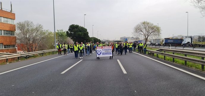 Decenas de transportistas cortan a pie la Ronda Litoral de Barcelona