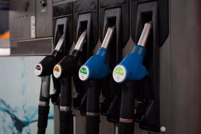 Las mangueras con los diferentes tipos de gasolina, en una gasolinera de Barcelona, a 11 de marzo de 2022, en Barcelona, Cataluña (España). 