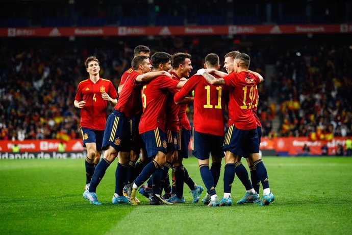El jugador de la selección española de fútbol Dani Olmo celebra el 2-1 en el amistoso ante Albania con sus compañeros en el RCDE Stadium.