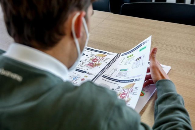 Archivo - Un alumno estudia en una sala de estudio 