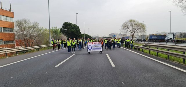 Desenes de transportistes tallen a peu la ronda Litoral de Barcelona.