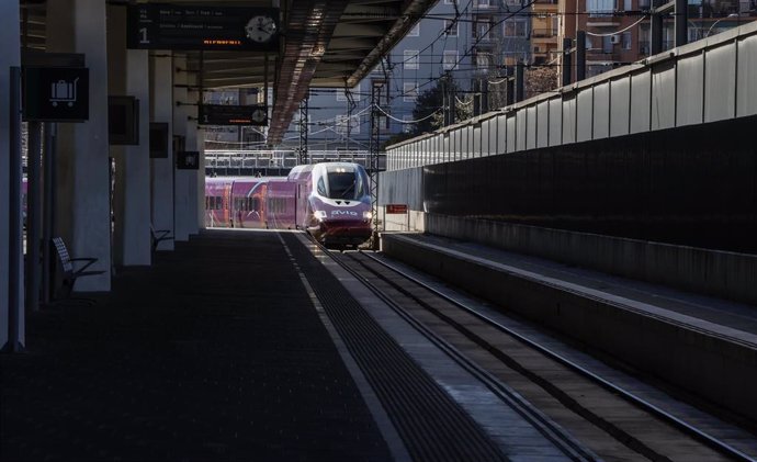 Archivo - El tren Avlo llega a la estación de Joaquín Sorrolla, a 17 de febrero de 2022, en Valencia