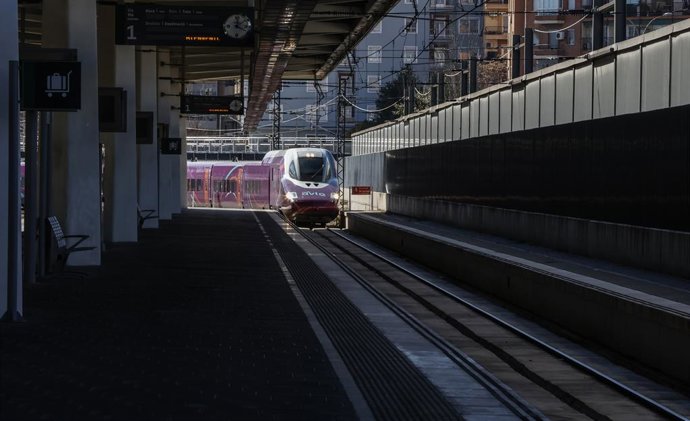 Archivo - El tren Avlo llega a la estación de Joaquín Sorrolla, a 17 de febrero de 2022, en Valencia