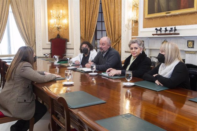 La presidenta de la Diputación de Cádiz, durante su encuentro con la Fundación Manolita Chen.