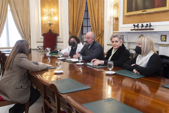 La presidenta de la Diputación de Cádiz, durante su encuentro con la Fundación Manolita Chen.