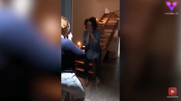 Sorprendiendo a sus padres después de un año fuera de casa