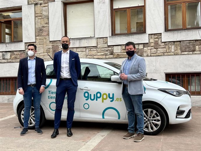 El alcalde y el concejal de Movilidad, Javier López Estrada y Jesús Sánchez, junto al responsable de Guppy, Juan García