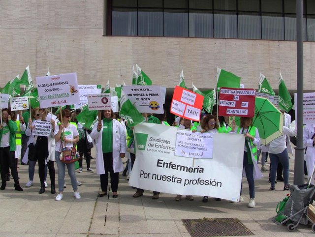 Archivo - Enfermeras se concentran ante las Cortes convocadas por Satse. Foto archivo.
