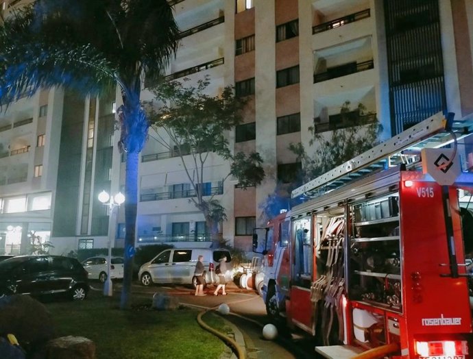 Incendio desatado en un bloque de apartamentos en Playa Paraíso