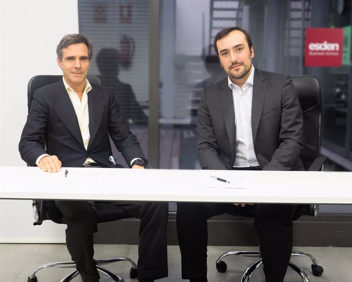 El presidente de Esden Business School, Alberto Isusi, y el responsable de Binance en España, Alberto Ortiz.