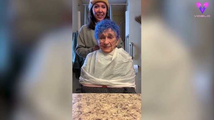 Mujer de 89 años se tiñe el pelo de azul y este es el resultado