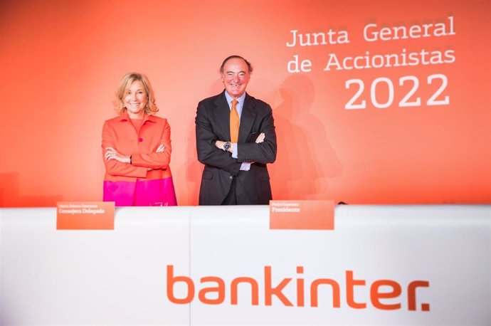 María Dolores Dancausa, CEO de Bankinter, y Pedro Guerrero, presidente del banco, en la junta general ordinaria de accionistas celebrada el 23 de marzo de 2022.