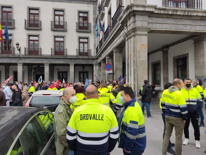 Trabajadores de Orovalle se movilizan en Oviedo contra el ERTE.