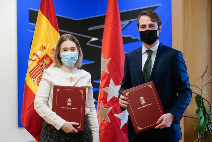 La consejera de Cultura, Turismo y Deporte, Marta Rivera de la Cruz, y el presidente de la Asociación de Campos de Golf de Madrid, Íñigo Garamendi,