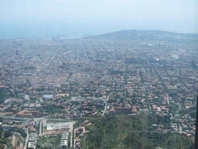 Archivo - Vista de la ciudad de Barcelona desde la sierra de Collserola, en un día de alta contaminación (Archivo)