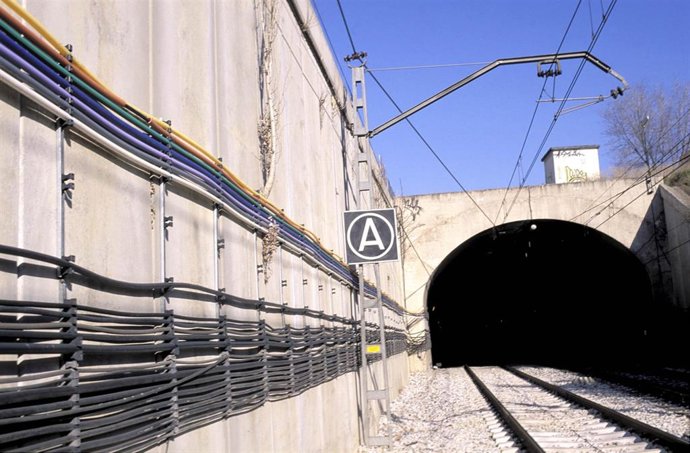 Archivo - Cables de fibra óptica en el tendido de Adif