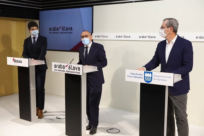 Los diputados generales de Álava,Ramiro González, Bizkaia, Unai Rementeria, y Gipuzkoa, Markel Olano, presentan medidas fiscales y ayudas extraordinarias