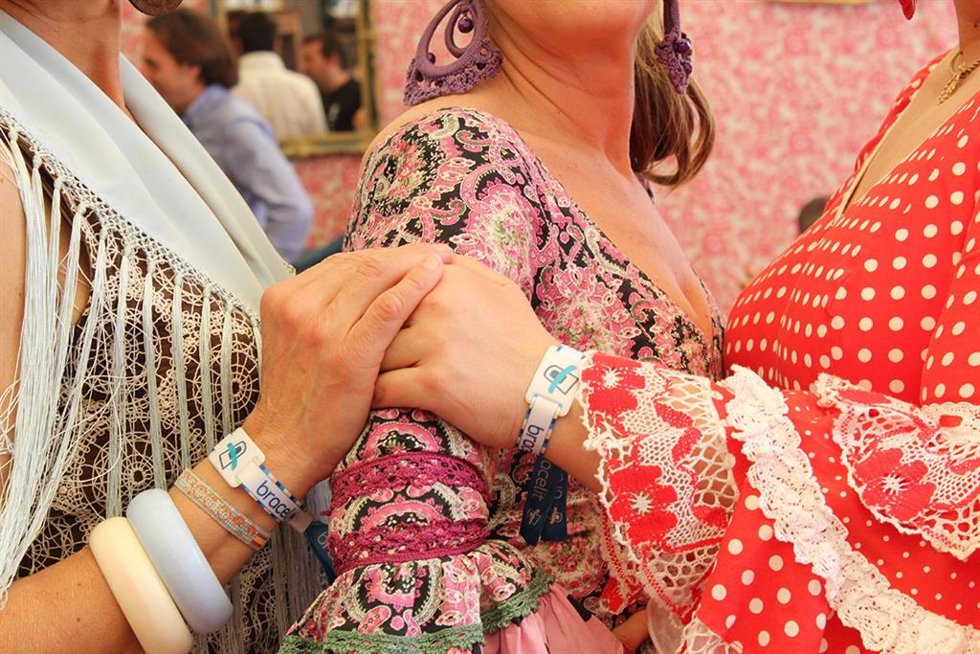 Archivo - Pulseras 'La Pulse' usadas por feriantes.