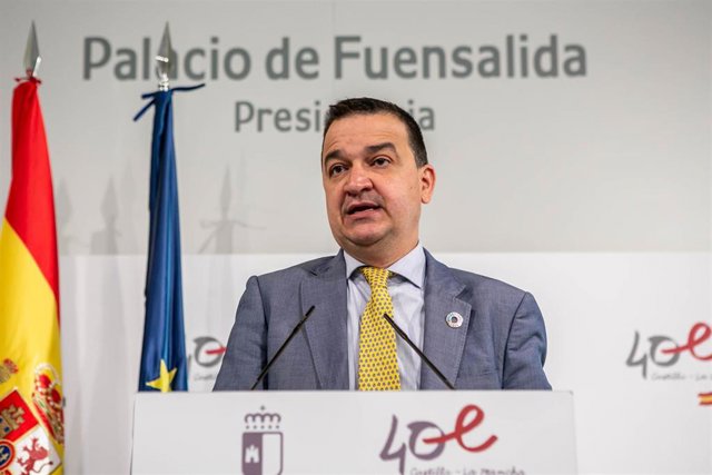 El consejero de Agricultura, Agua y Desarrollo Rural, Francisco Martínez Arroyo, informa en la sala de prensa del Palacio de Fuensalida, acerca de los acuerdos del Consejo de Gobierno