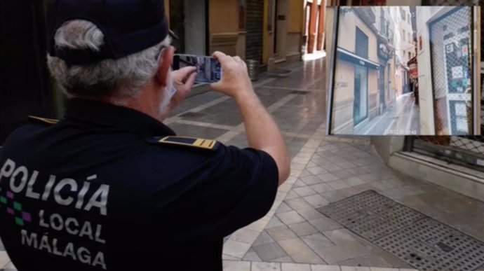 Archivo - Un agente de la Policía Local de Málaga con un teléfono con 5G dentro del proyecto desarrollado por Telefónica