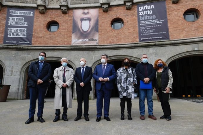 Miren Agur Meabe y Theodor Kallifatides han recibido este martes el premio de honor BBK Gutun Zuria Bilbao