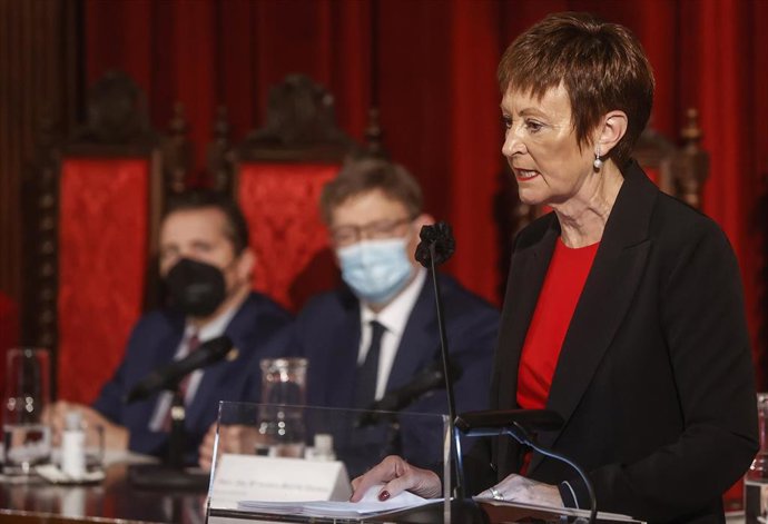La rectora de la Universitat de Valencia, Mavi Maestre, interviene durante el acto de investidura. 