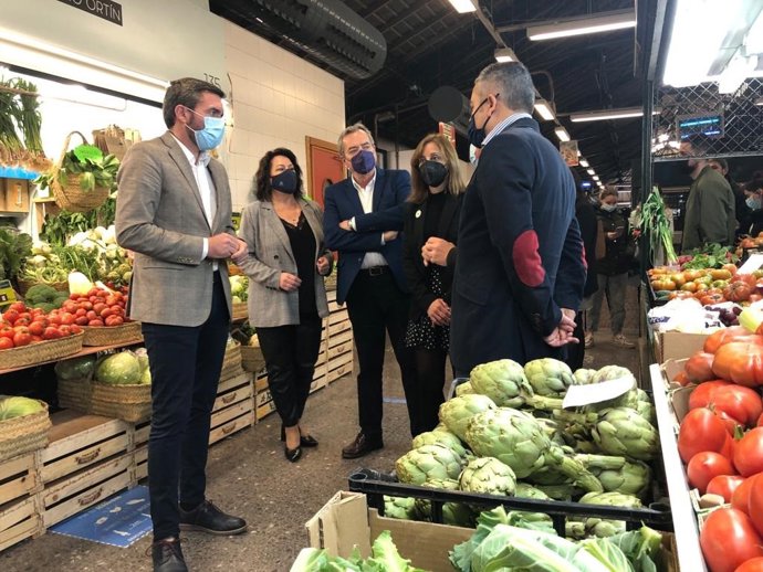 El consejero Antonio Luengo, durante el acto de presentación en el mercado de Verónicas de la asistencia de la Región de Murcia en la feria Fruit Logistica de Berlín