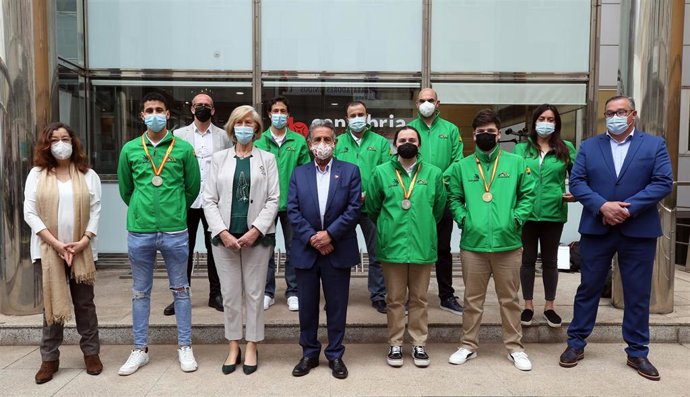 El presidente Miguel Ángel Revilla y la consejera de Educación y FP, Marina Lombó, reciben en el Gobierno a los alumnos premiados en las SpainSkills