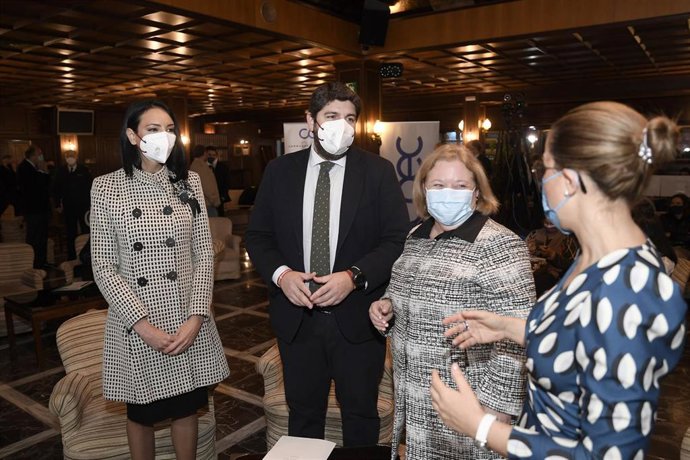 El presidente de la Región, Fernando López Miras, con la consejera Valle Miguélez (izquierda); la presidenta de COEC, Ana Correa (centro) y la vicealcaldesa de Cartagena, Ana Belén Castejón (derecha)