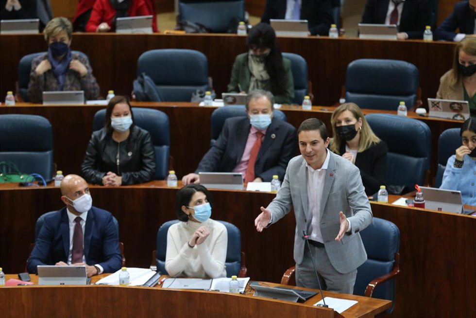El secretario general del PSOE en Madrid, Juan Lobatointerviene en una sesión plenaria en la Asamblea de Madrid, a 24 de marzo de 2022, en Madrid (España). El pleno gira en torno al debate sobre el Proyecto de Ley de medidas urgentes para el impulso de