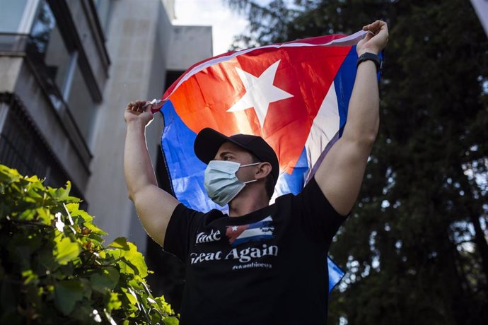 Archivo - Un hombre con una bandera de Cuba durante las protestas contra el Gobierno.