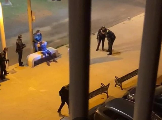 Imagen de la detención del hombre en Rincón de la Victoria tras arremeter ocn un arma blanca contra varios agentes de la Guardia Civil y la Policia Local