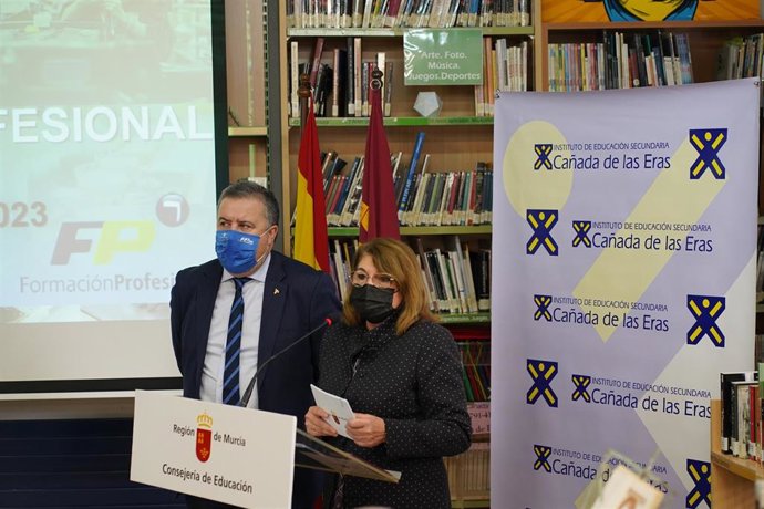 La consejera de Educación, María Isabel Campuzano, junto al director general de Formación Profesional e Innovación, Juan García Iborra, presenta la oferta de FP del curso 2022/2023
