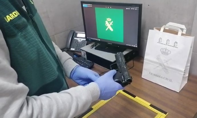 Arma intervenida tras la detención de los siete jóvenes.