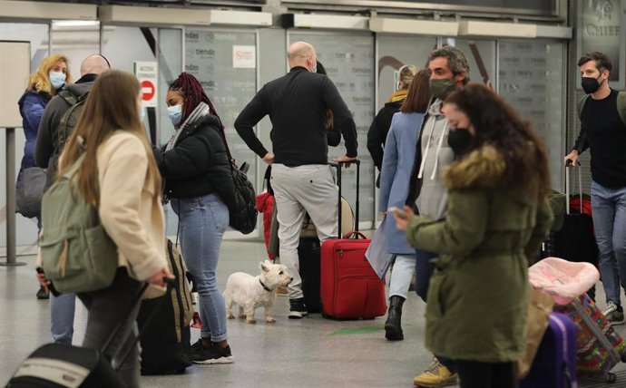 Archivo - Varios viajeros 