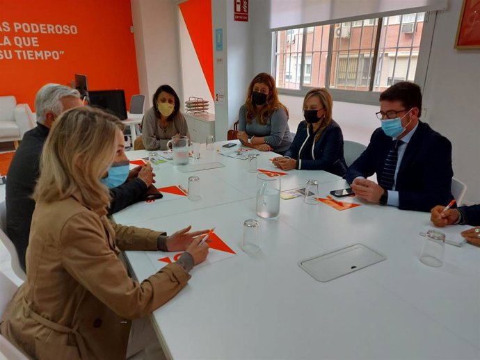Reunión de representantes de Ciudadanos (Cs) Andalucía encabezados por su secretaria de Relaciones Institucionales, Marta Bosquet, con la asociación ELA Andalucía.