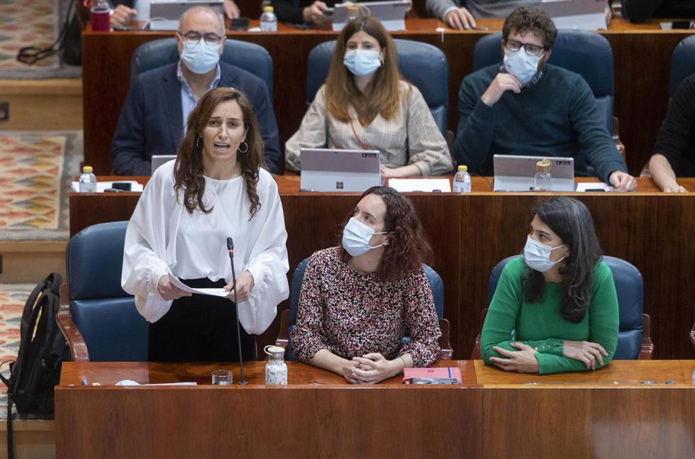 El portavoz de Más Madrid en la Asamblea, Mónica García, interviene en una sesión plenaria en la Asamblea de Madrid, a 17 de marzo de 2022, en Madrid (España). El pleno está marcado, entre otras cuestiones, por el debate de una iniciativa mediante la qu
