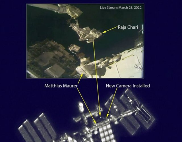 Imagen tomada con un telescopio en el suelo de dos astronautas durante una caminanta espacial