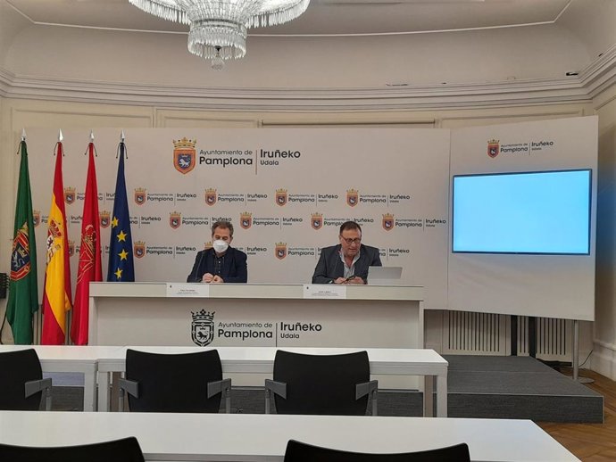 El concejal delegado de Seguridad Ciudadana, Javier Labairu, y el director del área, Patxi Fernández, durante la rueda de prensa